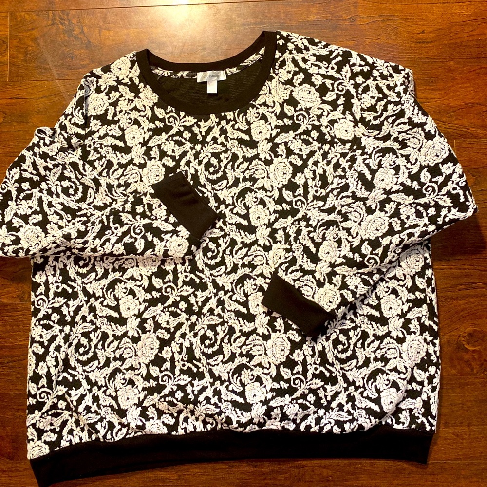Black floral embossed sweater ☀️